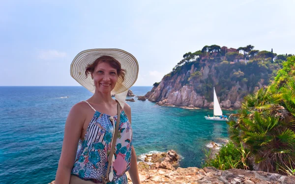 Счастливая женщина на средиземноморском побережье Испании — стоковое фото