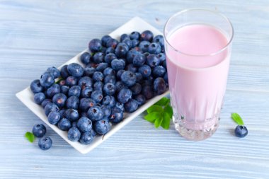  Böğürtlenli yoğurt ve çilek