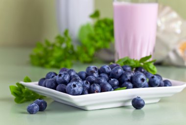  Böğürtlenli yoğurt ve çilek