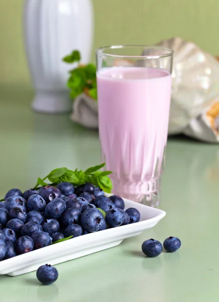  Böğürtlenli yoğurt ve çilek
