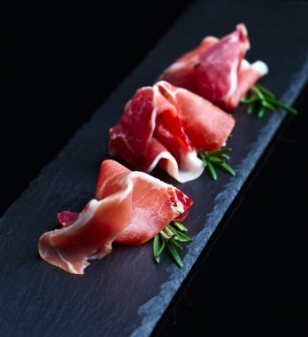 Jamon siyah bir zemin üzerine