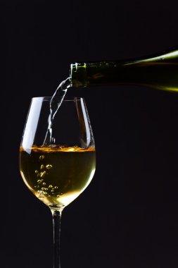 şarap kadehinin dökülür varlık