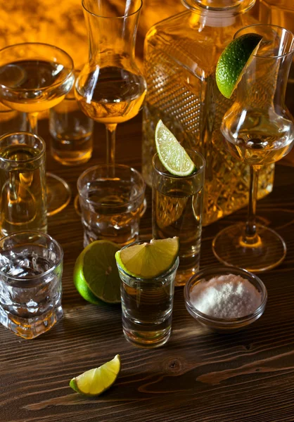 Alkoholické nápoje s limetkou — Stock fotografie