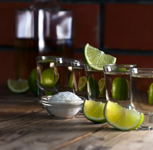 Gold-Tequila mit Salz und Limette — Stockfoto