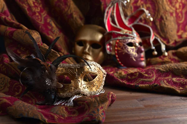 Vieux masques vénitiens dorés — Photo