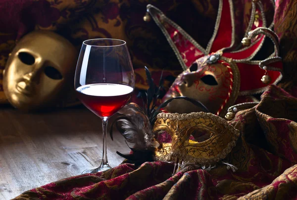 Maschere veneziane e vino rosso — Foto Stock