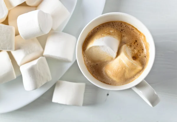 Marshmallows e uma xícara de latte — Fotografia de Stock