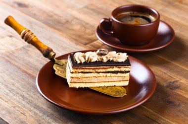 Ahşap masa üzerinde kahve kek