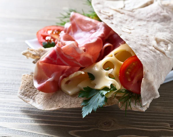 Jamon com queijo, tomate e verduras — Fotografia de Stock