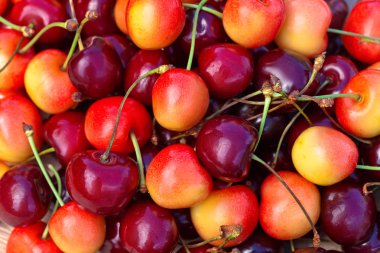 kiraz likörü ve çilek