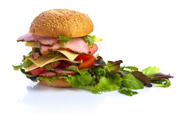 Burger ve beyaz zemin üzerine salata