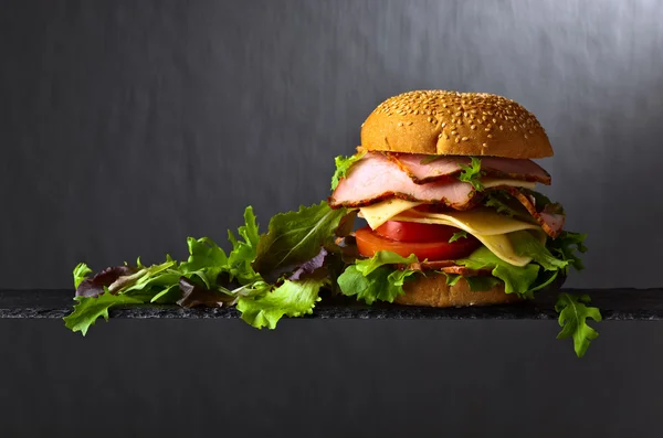 Hamburger met ham — Stockfoto