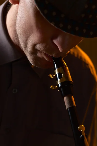Saksofoncu karanlıkta — Stok fotoğraf