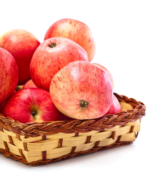 Manzanas en cesta aisladas sobre blanco —  Fotos de Stock