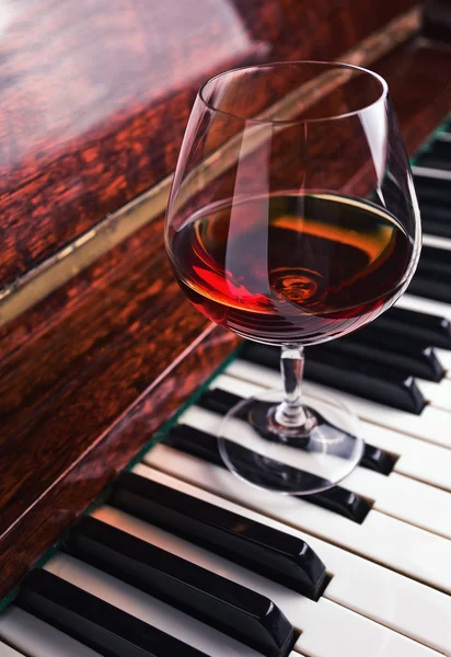 Brandy na stary fortepian — Zdjęcie stockowe