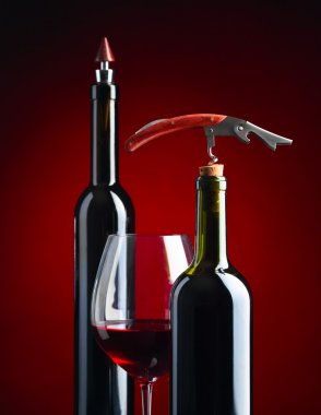 tirbuşon ve kırmızı şarap