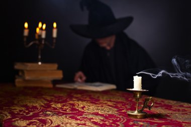 Küçük bir mum mum