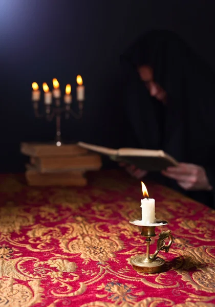 Свічка в маленькому свічнику — стокове фото