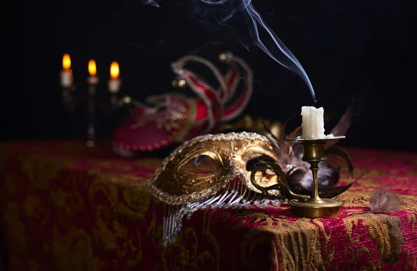 Kynttilänjalka ja venetsialainen naamio — kuvapankkivalokuva