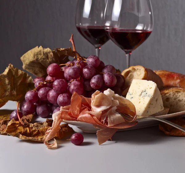 Jamon e queijo com vinho tinto — Fotografia de Stock