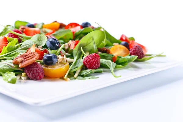 Ensalada vegana con bayas y frutos secos — Foto de Stock
