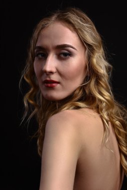 Güzel sarışın kadın portresi