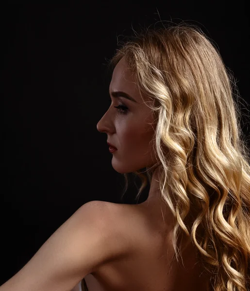 Портрет красивой блондинки — стоковое фото