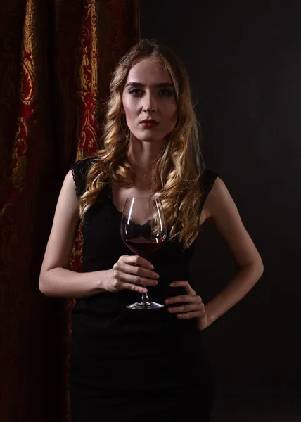 Kobieta ze szklanką czerwonego wina — Zdjęcie stockowe