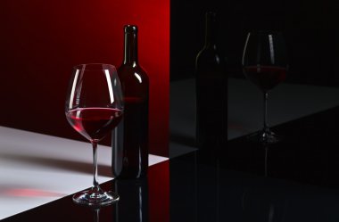  Kırmızı şaraplı şişe ve bardak. 