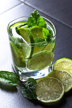  kokteyl limon ve nane yaprakları ile 
