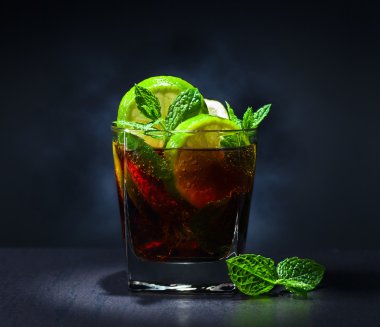  kokteyl Cuba libre limon ve nane yaprakları 