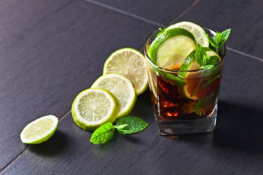  kokteyl Cuba libre limon ve nane yaprakları 