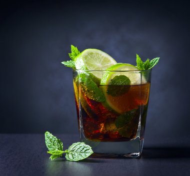  kokteyl Cuba libre limon ve nane yaprakları 