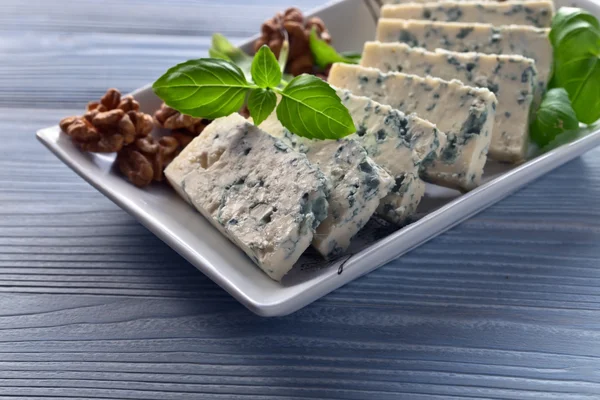 Gorgonzola-Käse mit Basilikum und Walnüssen — Stockfoto