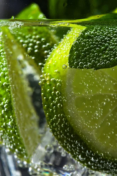 Cocktail con foglie di lime e menta piperita — Foto Stock