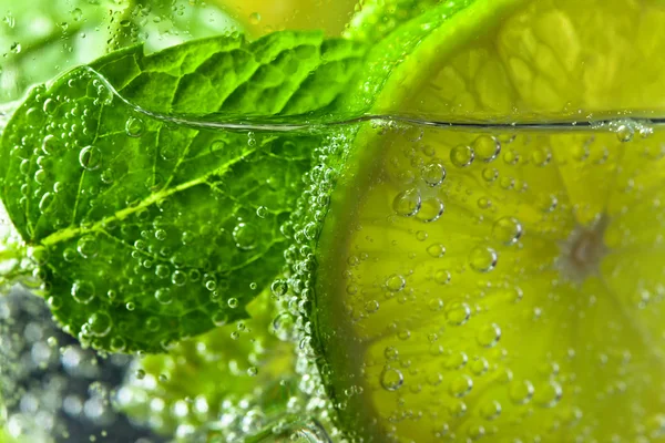 Cóctel con lima y hojas de menta — Foto de Stock
