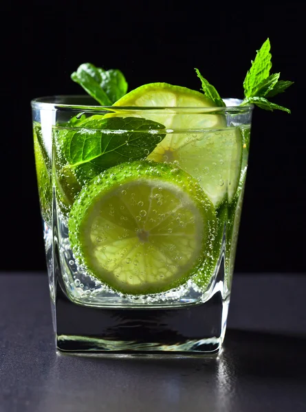 Cocktail mit Limette und Pfefferminzblättern — Stockfoto