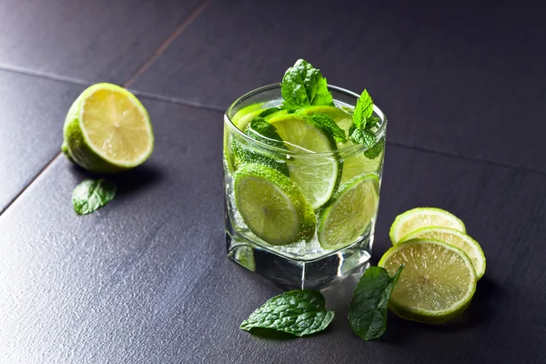 Cocktail mit Limette und Pfefferminzblättern — Stockfoto
