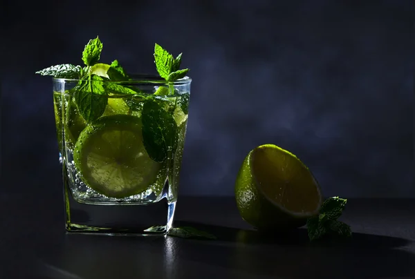 Cocktail mit Limette und Pfefferminzblättern — Stockfoto