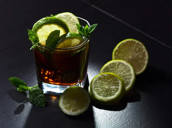 Cocktail Cuba libre med lime och pepparmynta blad — Stockfoto