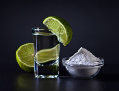 Altın tekila ve kireç 