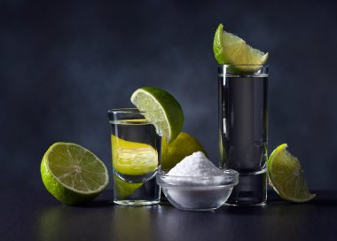 Altın tekila ve kireç 