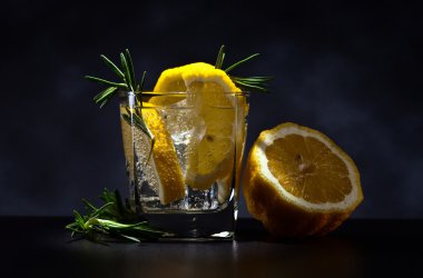 tonik, limon ve biberiye ile alkollü içki 