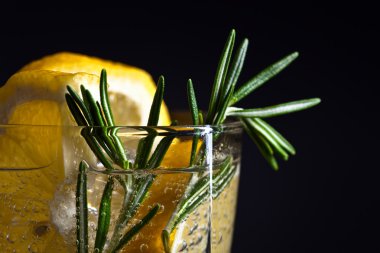 tonik, limon ve biberiye ile alkollü içki 