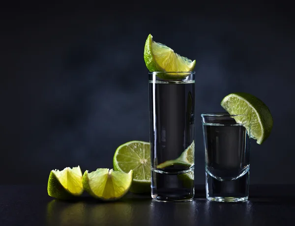 Tequila de ouro e limão — Fotografia de Stock