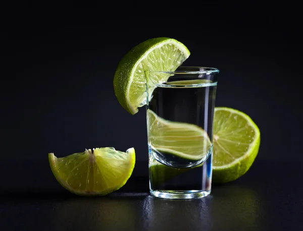 Gouden tequila en kalk — Stockfoto