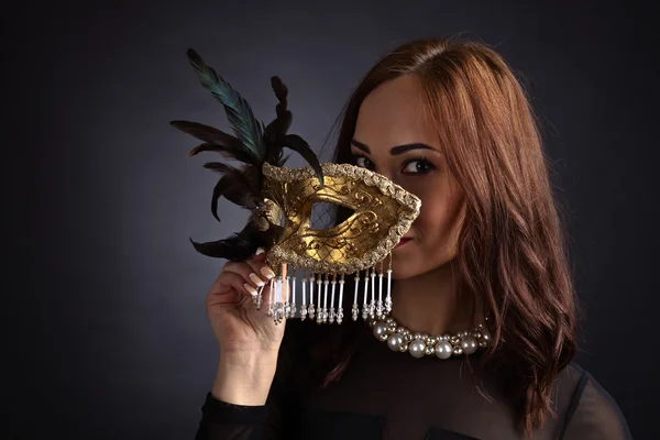 カーニバル マスクを持つ美しい女性 — ストック写真