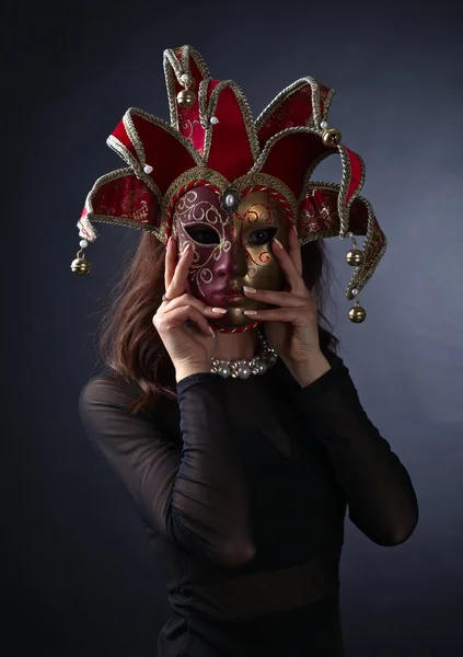 Schöne Frau mit Karnevalsmaske — Stockfoto