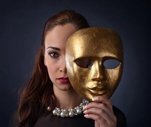 Belle femme avec masque en or — Photo