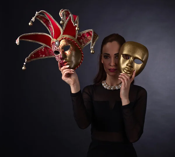 Vacker kvinna med carnival mask — Stockfoto
